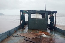 Tàu lạ có vật dụng ghi chữ Trung Quốc dạt vào bờ biển Lăng Cô