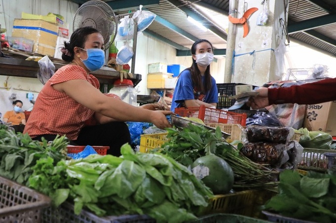 TP.HCM lên kế hoạch để chợ truyền thống hoạt động trở lại an toàn - Ảnh 1.