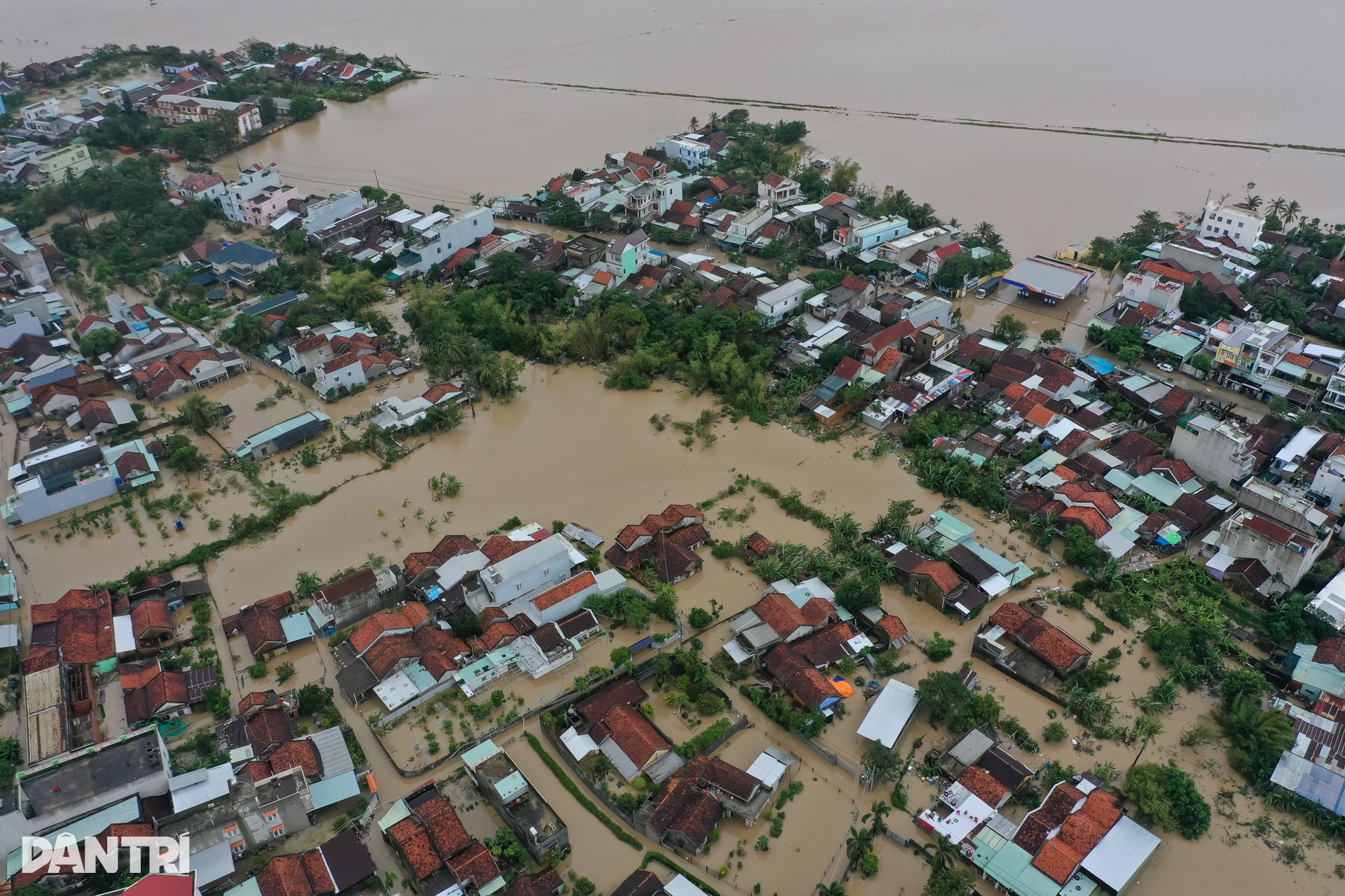Ngày thứ ba vùng lũ Phú Yên oằn mình giữa biển nước mênh mông - 2