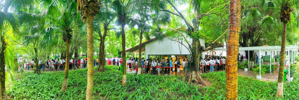Khách xếp hàng dài để xem nhà mẫu và mua nhà tại Ecopark - 1 Khách xếp hàng dài để xem nhà mẫu và mua nhà tại Ecopark - 1