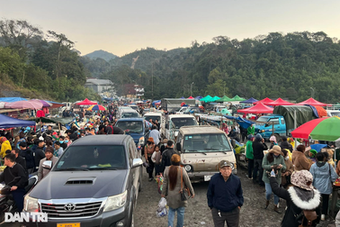 Nhộn nhịp phiên chợ đặc biệt nơi biên giới Việt - Lào ngày cuối năm