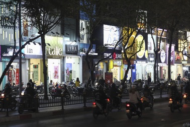 Những phố thời trang đông đúc, sáng đèn nhất Hà Nội