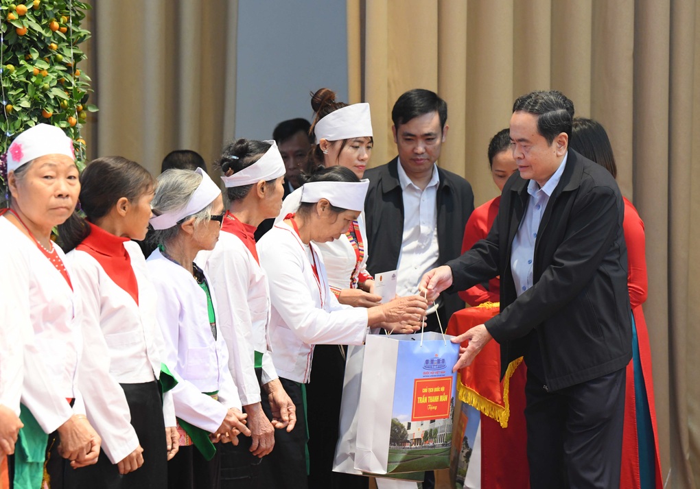 Chủ tịch Quốc hội thăm, tặng quà lực lượng vũ trang, nhân dân tỉnh Yên Bái - 3 Chủ tịch Quốc hội thăm, tặng quà lực lượng vũ trang, nhân dân tỉnh Yên Bái - 3