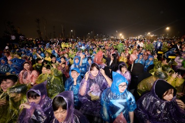 Hà Nam: Hàng nghìn khán giả đội mưa cổ vũ cho nhạc hội "Rising Star"