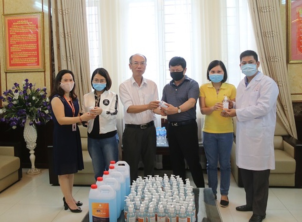 Một đại học chi 2 tỷ đồng pha chế gel rửa tay sát khuẩn tặng cộng đồng - 8 Một đại học chi 2 tỷ đồng pha chế gel rửa tay sát khuẩn tặng cộng đồng - 8