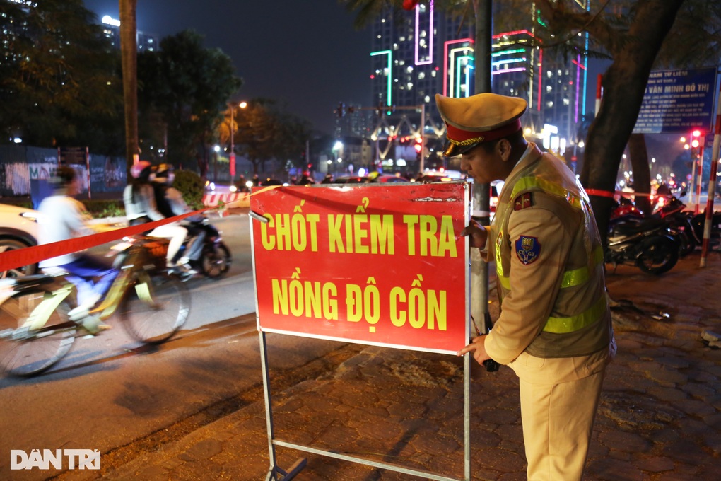 Người đàn ông uống rượu mừng năm mới, vẫn lái xe đèo vợ và 2 con gái - 1 Người đàn ông uống rượu mừng năm mới, vẫn lái xe đèo vợ và 2 con gái - 1