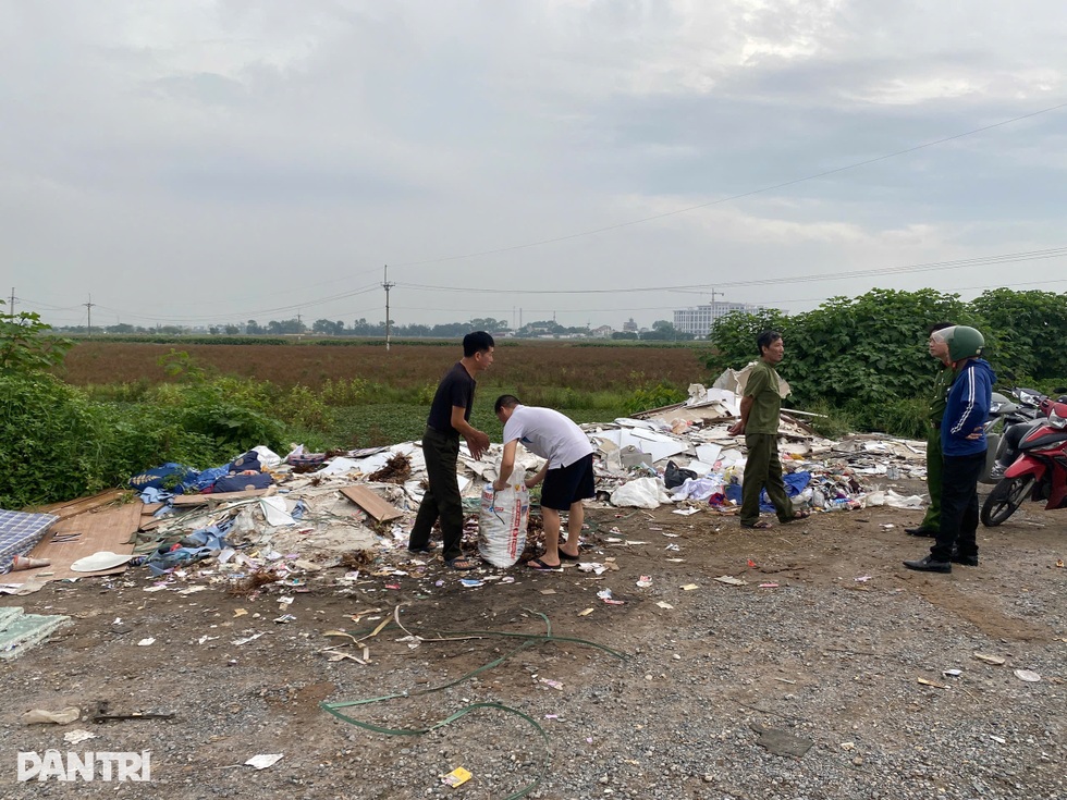 Hàng nghìn thỏi son bị bỏ ven đường ở Hà Nội, người dân đổ xô nhặt mang về - 6 Hàng nghìn thỏi son bị bỏ ven đường ở Hà Nội, người dân đổ xô nhặt mang về - 6