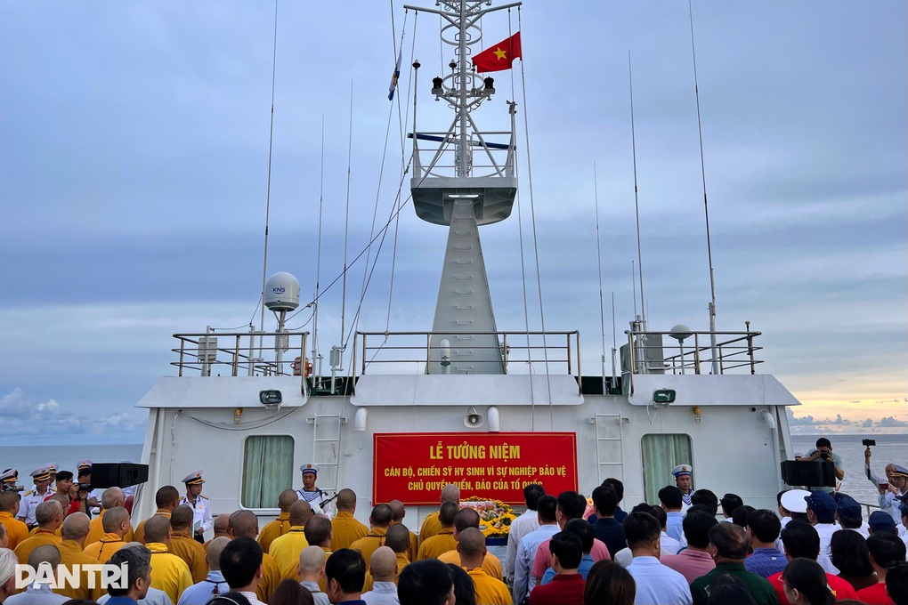 Thiêng liêng phút tưởng niệm các anh hùng liệt sĩ hi sinh ở Trường Sa - 1 Thiêng liêng phút tưởng niệm các anh hùng liệt sĩ hi sinh ở Trường Sa - 1