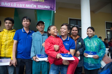 Người dân xứ Quảng rưng rưng nhận hỗ trợ