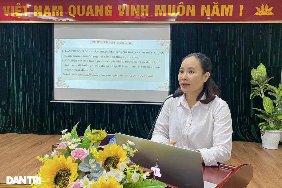Nhiều thí sinh Hà Nội thi vào lớp 10 nghe phổ biến quy chế thi buổi tối - 6 Nhiều thí sinh Hà Nội thi vào lớp 10 nghe phổ biến quy chế thi buổi tối - 6