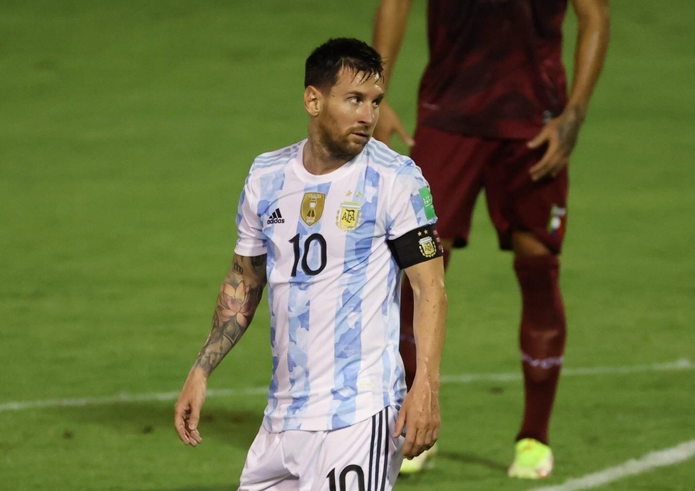 Lĩnh trọn cú triệt hạ kinh hoàng, Messi… suýt gãy chân - 2 Lĩnh trọn cú triệt hạ kinh hoàng, Messi… suýt gãy chân - 2