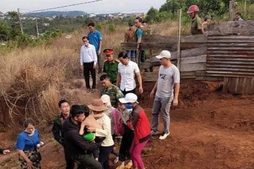 Lên phương án cứu hai chị em bị bố mẹ tâm thần nhốt biệt trong nhà - 1 Lên phương án cứu hai chị em bị bố mẹ tâm thần nhốt biệt trong nhà - 1