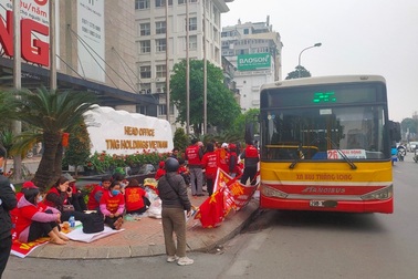 Chiếc xe "lạ" trong ngày cư dân TNR Stars căng băng rôn đòi quyền lợi