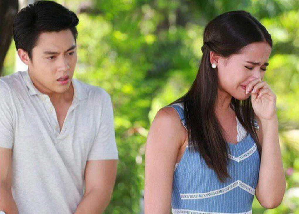 Nhìn tôi ngơ ngẩn cầm tấm thiệp hồng, vợ nổi giận đòi ly hôn ngay lập tức - 1