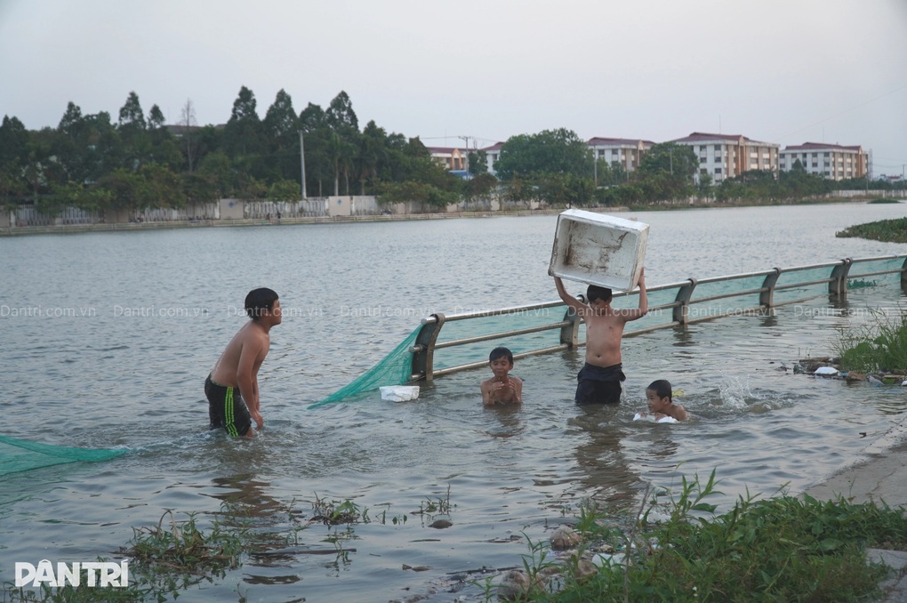 Chủ đầu tư tự vẽ đường đi dạo khiến hồ chống ngập bị... ngập quanh năm - 4 Chủ đầu tư tự vẽ đường đi dạo khiến hồ chống ngập bị... ngập quanh năm - 4