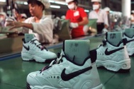 Nike, Adidas khan hàng khi nhiều nhà máy tạm đóng cửa vì Covid-19