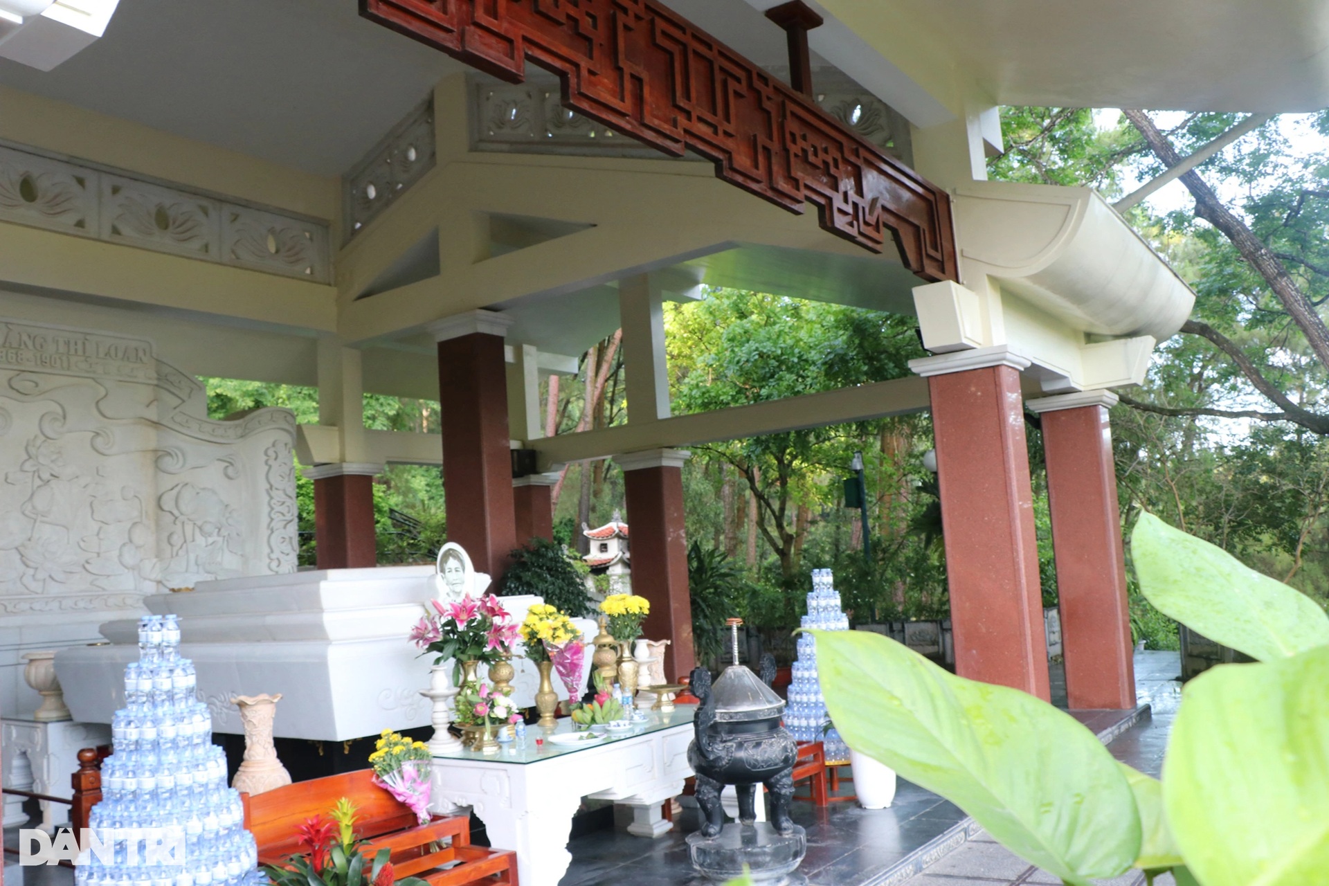 Thăm nơi yên nghỉ của thân mẫu Chủ tịch Hồ Chí Minh - 5 Thăm nơi yên nghỉ của thân mẫu Chủ tịch Hồ Chí Minh - 5
