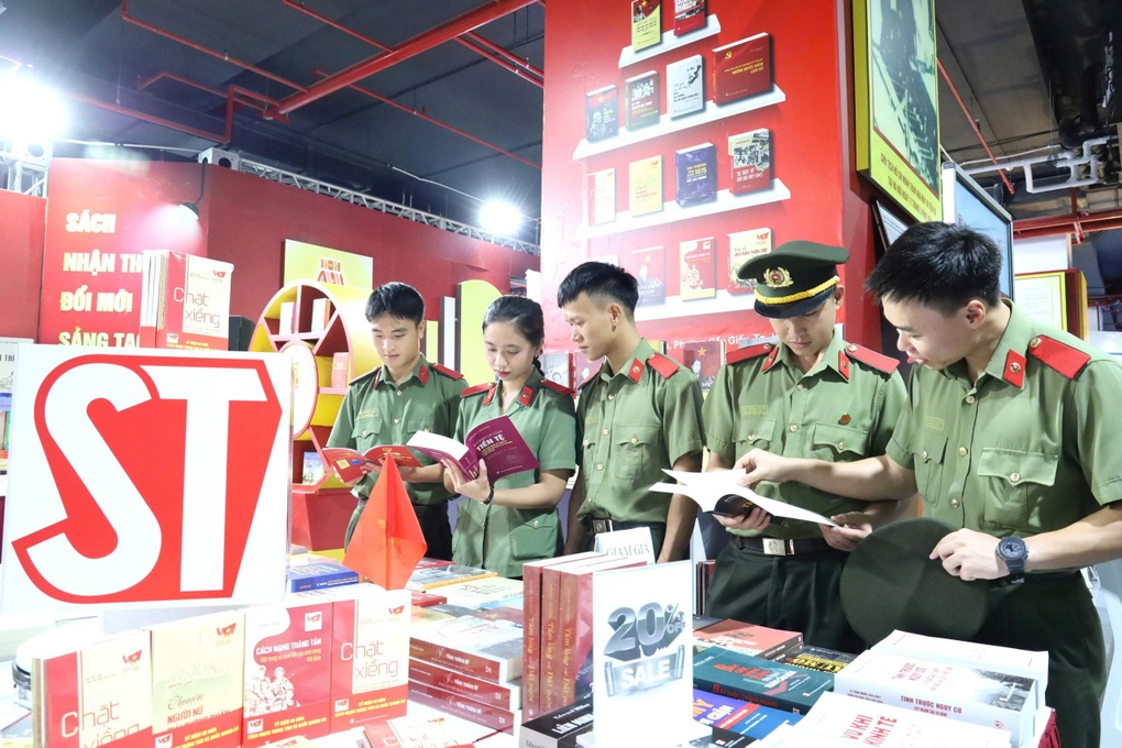 Ra mắt 2 cuốn sách về Đảng cộng sản Việt Nam và lực lượng Công an nhân dân - 2 Ra mắt 2 cuốn sách về Đảng cộng sản Việt Nam và lực lượng Công an nhân dân - 2