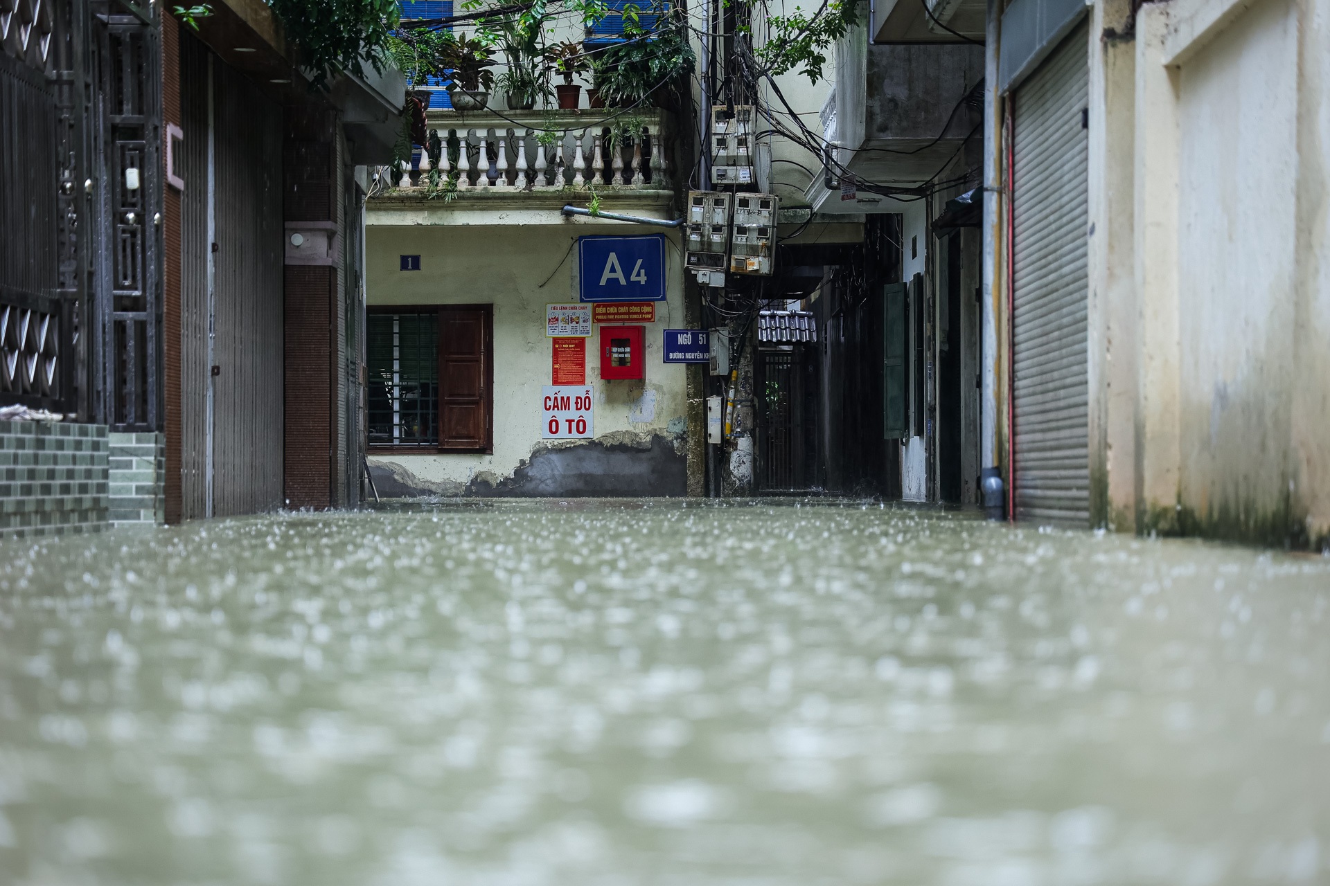 View - Lũ sông Hồng lên đột ngột, người Hà Nội hối hả kê cao đồ, sơ tán khỏi chỗ ở | Báo Dân trí