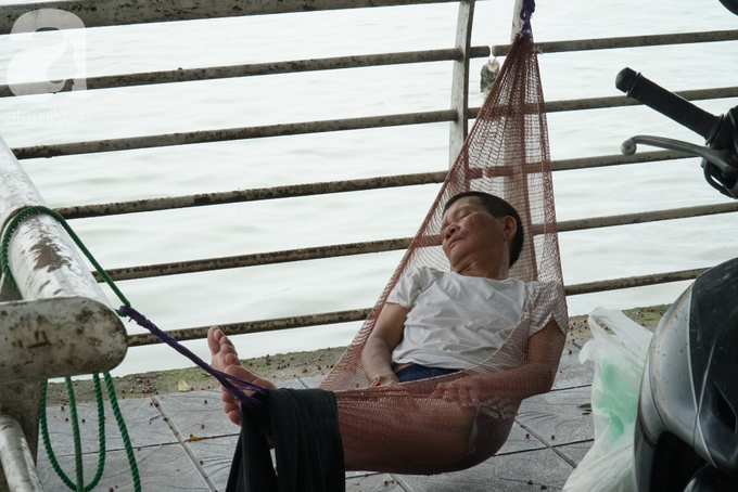 Muôn kiểu chống nóng của người dân Thủ đô ngày nắng gắt 40 độ C - Ảnh 8. Muôn kiểu chống nóng của người dân Thủ đô ngày nắng gắt 40 độ C - Ảnh 8.