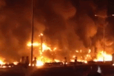 Lật xe bồn chở xăng, 19 nhà dân cháy dữ dội, ít nhất 6 người tử vong