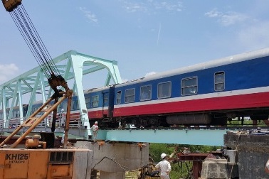 Thay mới 6 nhịp giàn thép cầu đường sắt Trà Bồng - Quảng Ngãi
