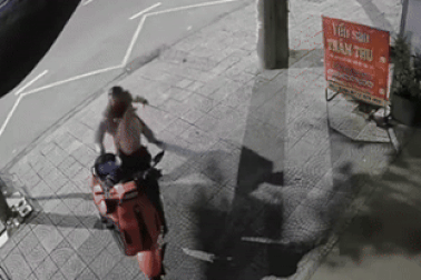 Cô gái "quăng" dép đuổi theo tên cướp điện thoại ở Đà Nẵng