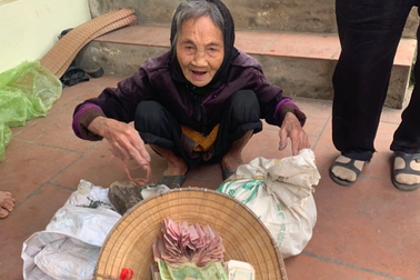 Bất ngờ với bọc tiền cụ bà 90 tuổi cuộn kỹ, giấu trong bao tải
