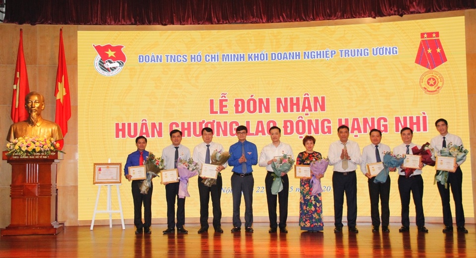 Lãnh đạo Vietcombank vinh dự nhận Kỷ niệm chương “Vì thế hệ trẻ” - 1 Lãnh đạo Vietcombank vinh dự nhận Kỷ niệm chương “Vì thế hệ trẻ” - 1