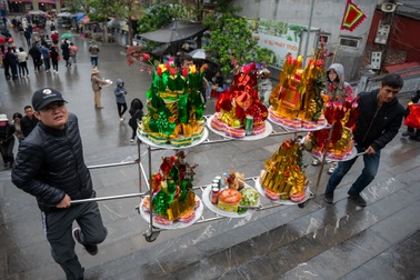 Khách khiêng giá lễ hàng chục triệu đồng đi "xin lộc" Bà Chúa Kho