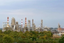 Ukraine tiếp tục tấn công nhà máy dầu lớn hàng đầu của Nga