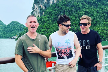 Nhóm nhạc 911 thích mê kem Tràng Tiền vị vani, cầm đũa ăn bún chả Hà Nội