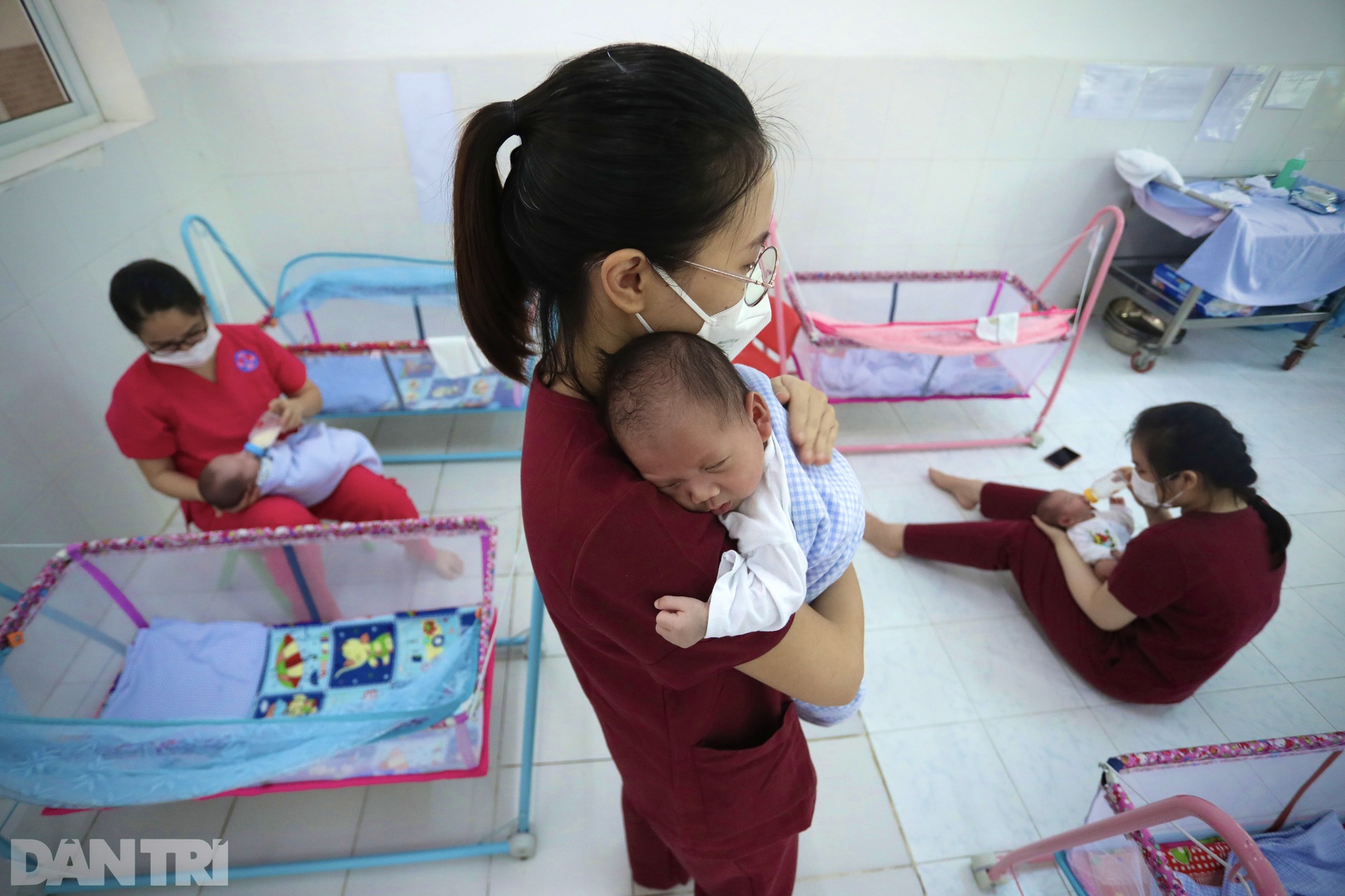 Khi tiếp viên hàng không làm bảo mẫu cho những trẻ sơ sinh có mẹ là F0 - 2 Khi tiếp viên hàng không làm bảo mẫu cho những trẻ sơ sinh có mẹ là F0 - 2