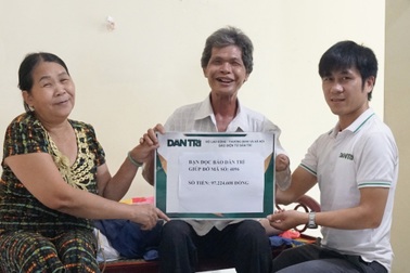 Bạn đọc ủng hộ người đàn ông mù nuôi con nằm liệt hơn 97 triệu đồng