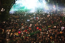 Biển người ở hồ Gươm trong đêm cuối 2017