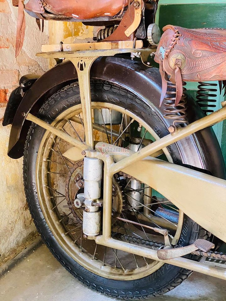 Xe máy cổ rỉ sét thời vua Bảo Đại giá gần 500 triệu - 5 Xe máy cổ rỉ sét thời vua Bảo Đại giá gần 500 triệu - 5