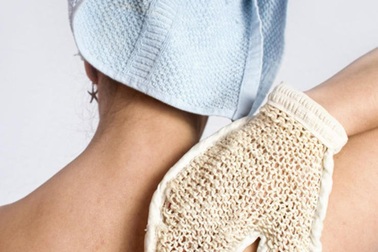 Tắm gội sai cách - Thủ phạm gây mụn lưng