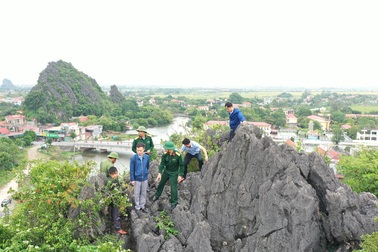 Núi đá vôi với hàng nghìn m3 đá nguy cơ sạt lở xuống nhà dân