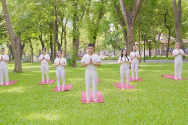 Một số động tác trong màn đồng diễn