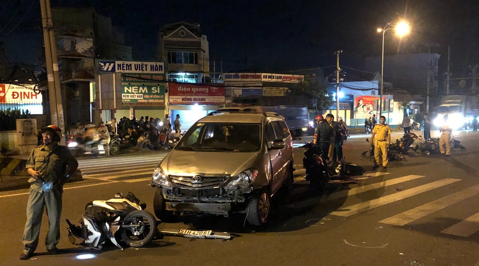 Ô tô tông 10 xe máy, khiến 5 người bị thương - 1 Ô tô tông 10 xe máy, khiến 5 người bị thương - 1