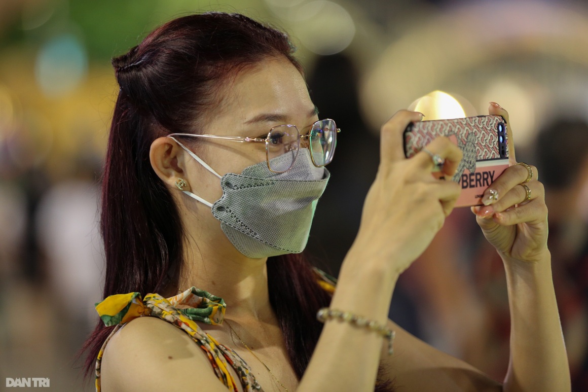 Hàng nghìn người dân Sài Gòn chen chân tham quan đường hoa Nguyễn Huệ - 11 Hàng nghìn người dân Sài Gòn chen chân tham quan đường hoa Nguyễn Huệ - 11