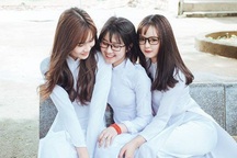 3 nữ sinh Lâm Đồng mặc áo dài trắng khiến dân mạng xao xuyến