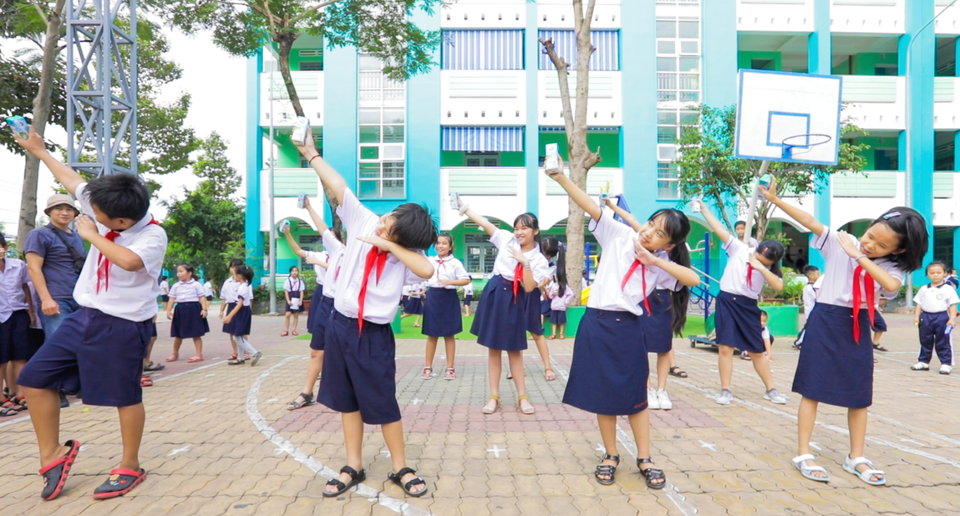 Phát sốt với loạt khoảnh khắc đáng yêu của bé cùng vũ điệu uống sữa - 10 Phát sốt với loạt khoảnh khắc đáng yêu của bé cùng vũ điệu uống sữa - 10