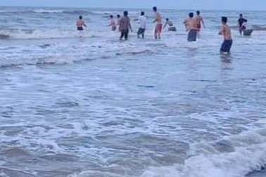 Học sinh lớp 3 đuối nước khi tắm biển cùng nhóm bạn