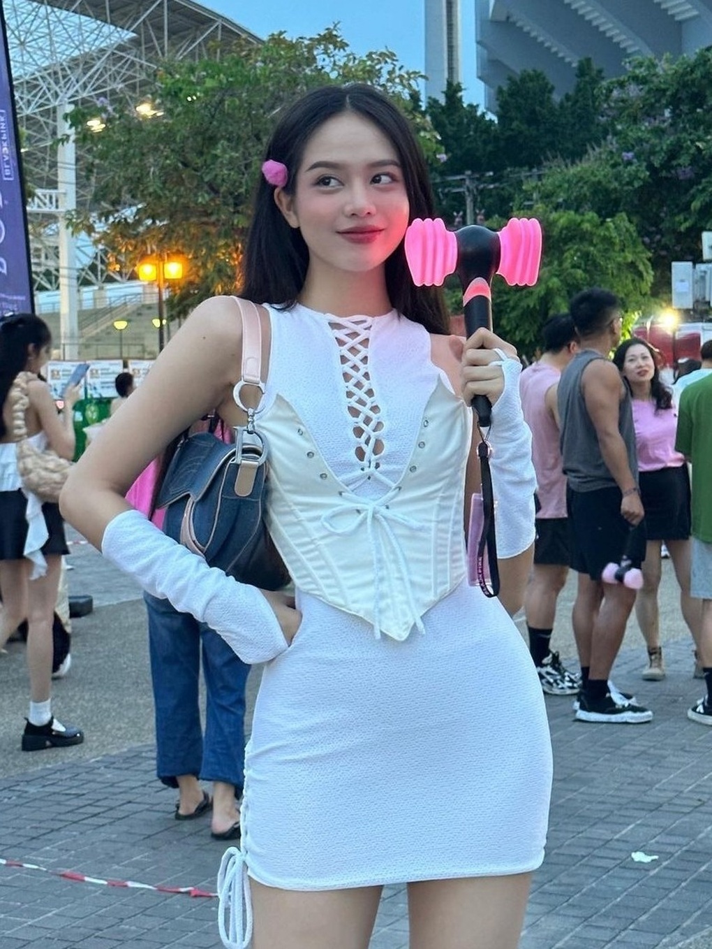 Diện đồ sành điệu như sao Việt khi đi xem show Blackpink - 2 Diện đồ sành điệu như sao Việt khi đi xem show Blackpink - 2
