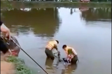 Thi thể thiếu nữ dưới hồ câu, xe máy và điện thoại trên bờ