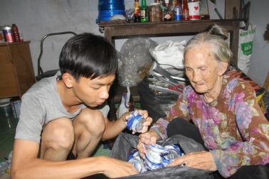 Cụ bà U80 nuôi cháu mồ côi và một chuyện “đẹp hơn nước mắt”!