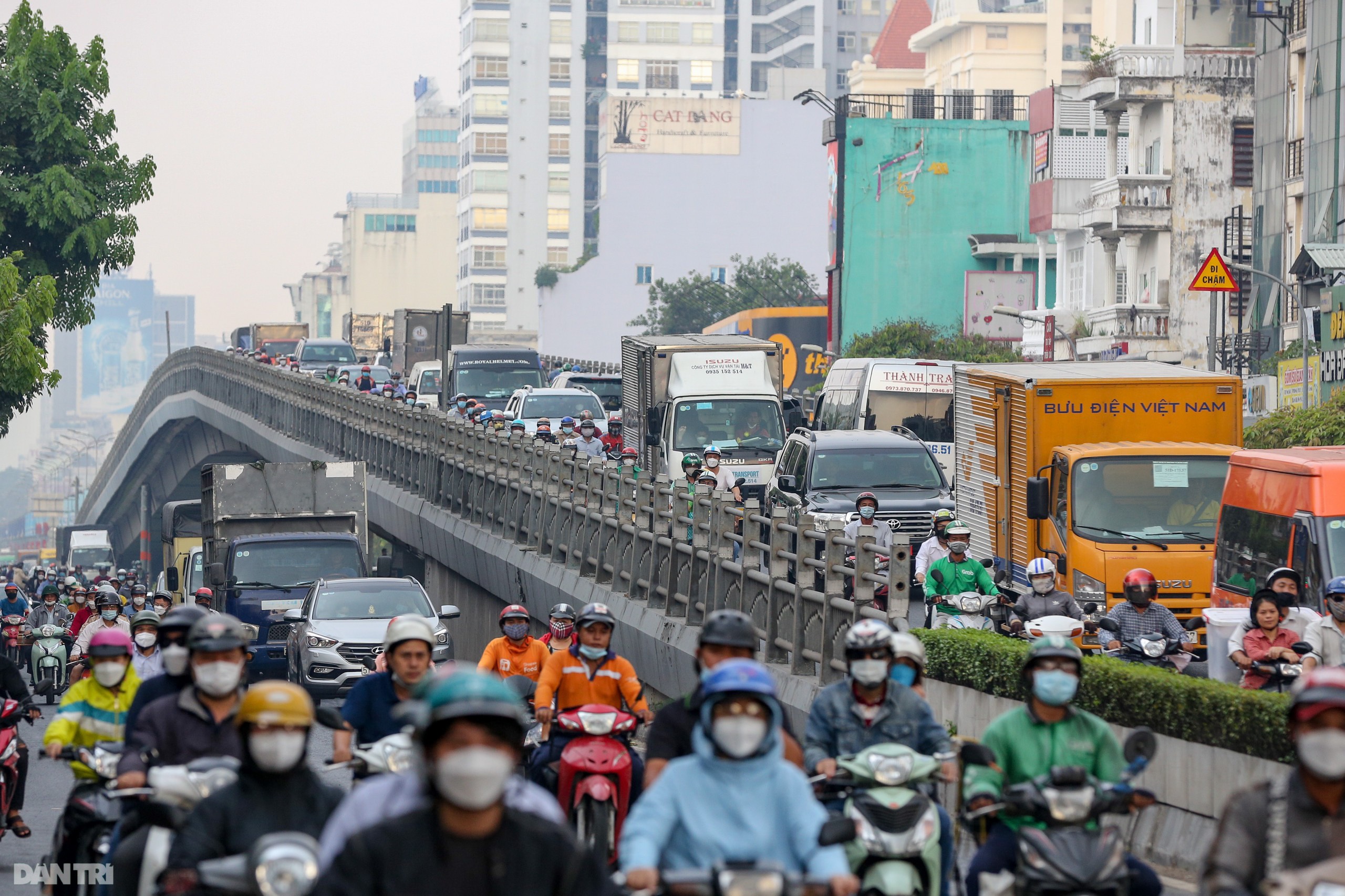 Nhiều tuyến đường ở TPHCM kẹt xe nghiêm trọng ngày giáp Tết - 1 Nhiều tuyến đường ở TPHCM kẹt xe nghiêm trọng ngày giáp Tết - 1
