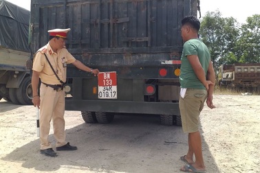 Xe đầu kéo gắn biển đỏ, chở quá gấp 3 lần tải trọng