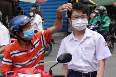 TPHCM: Phụ huynh lựa người hợp "vía" để đưa con đi thi vào lớp 10